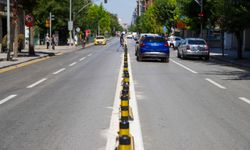Atatürk Caddesi'nde hatalı park ve dönüşler dubalarla engelleniyor
