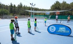 Çocuklar Odunpazarı'nda tenis öğreniyor