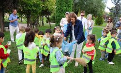 Başkan Ünlüce çocuklarla birlikte temizlik etkinliğine katıldı