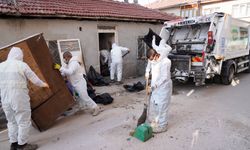 Tepebaşı'ndaki bir evden 4 ton çöp çıkarıldı