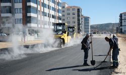 Sivrihisar'da sıcak asfalt çalışmaları aralıksız sürüyor