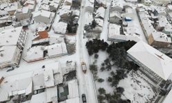 Beyaza bürünen yollarda tuzlama çalışmaları aralıksız sürüyor