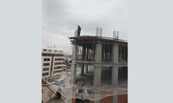 Saatlerce inşaatın tepesinden inmeyen adamı eşi ikna etti