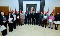 Eskişehir'deki basın mensuplarına basın kartlarını Vali Yılmaz verdi