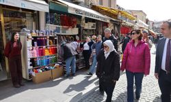 Başkan Ünlüce çarşıda bayram hareketliliğine ortak oldu