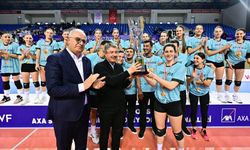 Voleybol şampiyonu İzmir DSİ, kupayı Vali Yılmaz'dan aldı