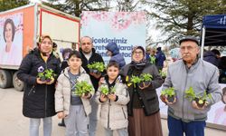 Mezarlık ziyaretçilerine ücretsiz çiçek dağıtıldı
