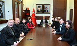 Eskişehir'de basın çalışanları kartlarını Vali Yılmaz'dan teslim aldı