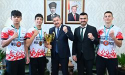 Kick Boks şampiyonları Vali Yılmaz'ı ziyaret etti