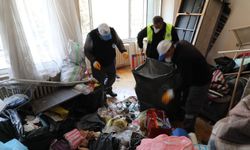 Yoğun koku gelen evden 5 kamyon çöp çıkarıldı