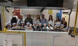 Minik eller mutfakta ilk deneyimini yaşadı