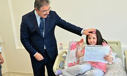 Vali Yılmaz, tedavi gören çocuklara karnelerini teslim etti