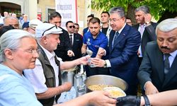 Vali Yılmaz, Cuma namazının ardından vatandaşlara aşure ikram etti