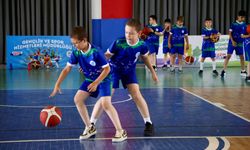 Çocuklar basketbol ile yazı dolu dolu geçiriyor