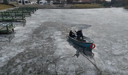 Porsuk Çayı'nda buz tutan yerlere dikkat!