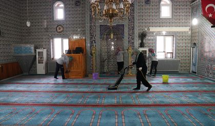 Camilerde hummalı Ramazan temizliği