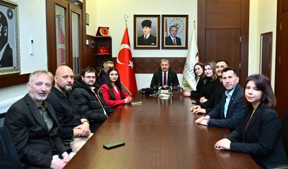 Eskişehir'de basın çalışanları kartlarını Vali Yılmaz'dan teslim aldı