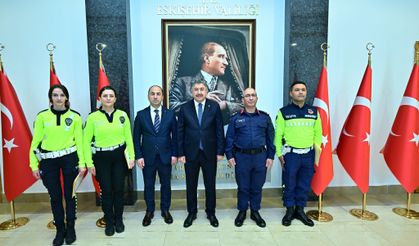 Vali Yılmaz, başarılı trafik personeline başarı belgesi verdi
