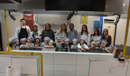Minik eller mutfakta ilk deneyimini yaşadı