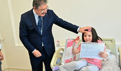 Vali Yılmaz, tedavi gören çocuklara karnelerini teslim etti