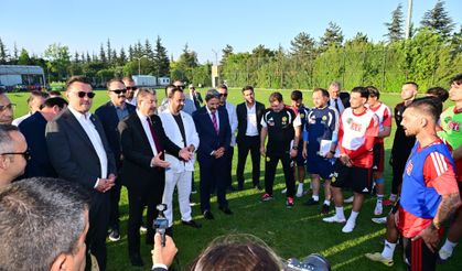 Vali Yılmaz ve Nebi Hatipoğlu'ndan Eskişehirspor'a ziyaret
