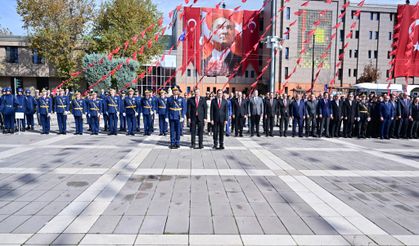 Eskişehir’de Cumhuriyet Bayramı kutlamaları çelenk sunma töreniyle başladı