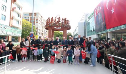 Sempozyumda hazırlanan anlamlı anıt törenle açıldı