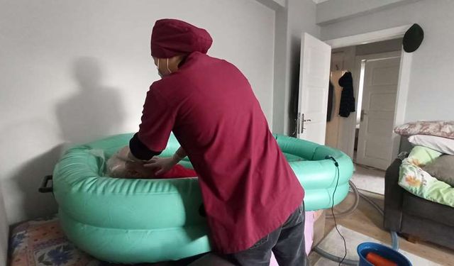 Sağlık personeli hasta yakınlarına bilinçli bakım eğitimi veriyor