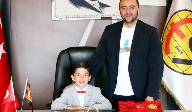 Başkan Entok koltuğunu küçük taraftara devretti