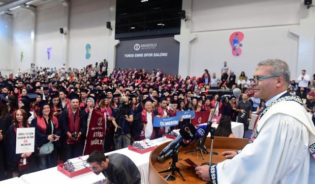 Anadolu Üniversitesi 7’den 77’ye mezunlarını uğurladı