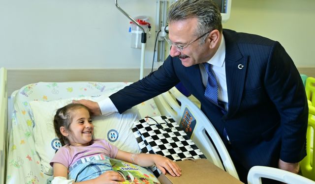 Tedavi gören öğrenciler karnelerini Vali Aksoy'un elinden aldı
