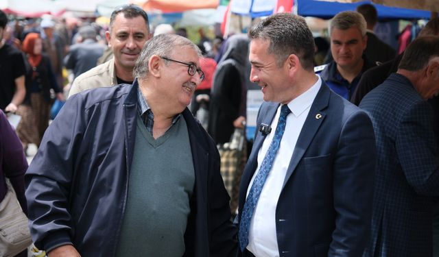 Başkan Dökmeci, halk pazarında ilçe vatandaşları ve esnafla buluştu