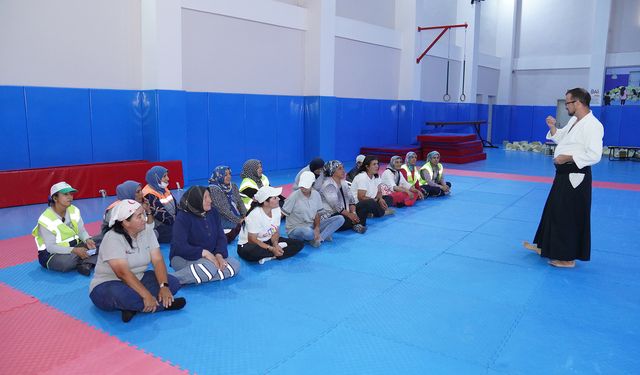Belediyenin kadın personeline savunma teknikleri eğitimi