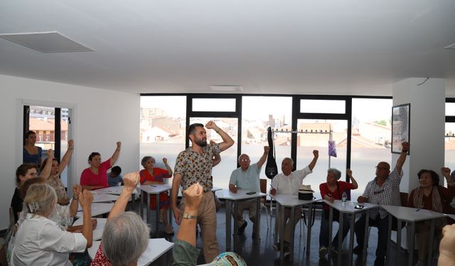 Emek Kafe sakinlerine 'Sağlıklı Yaş Alma Atölyeleri' düzenleniyor