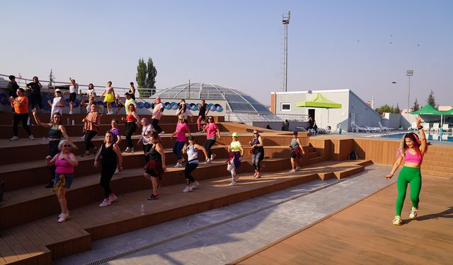 Kadınlar Zumba ile zayıflıyor