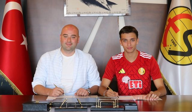 Eskişehirspor altyapı oyuncusunu profesyonel kadrosuna kattı
