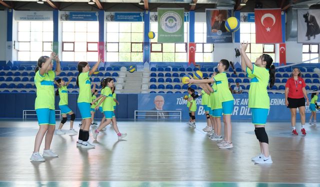 Yaz Voleybol Okulu'na yoğun ilgi