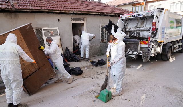 Tepebaşı'ndaki bir evden 4 ton çöp çıkarıldı