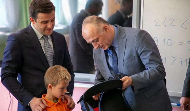 Seyitgazi'de 500 öğrenciye çanta ve kırtasiye desteği