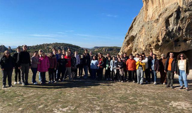 Engelli bireyleri yangının yaralarını sarmak için fidan dikti