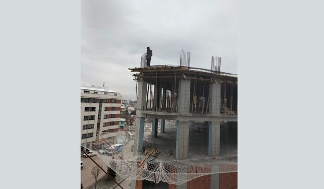 Saatlerce inşaatın tepesinden inmeyen adamı eşi ikna etti