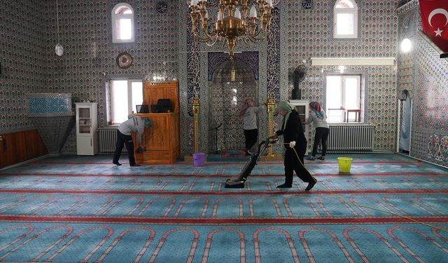 Camilerde hummalı Ramazan temizliği