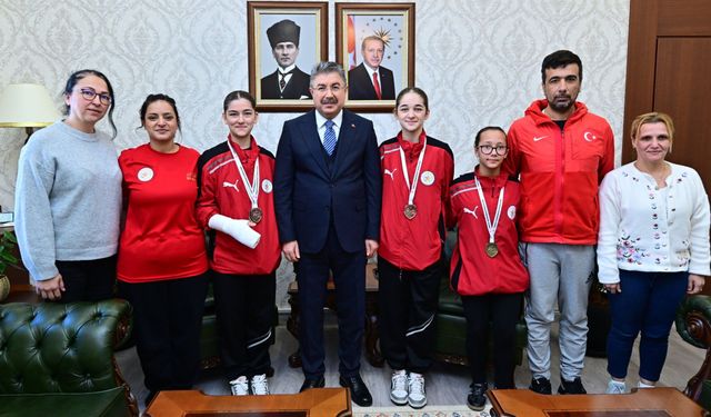 Vali Yılmaz başarılı sporcuları konuk etti