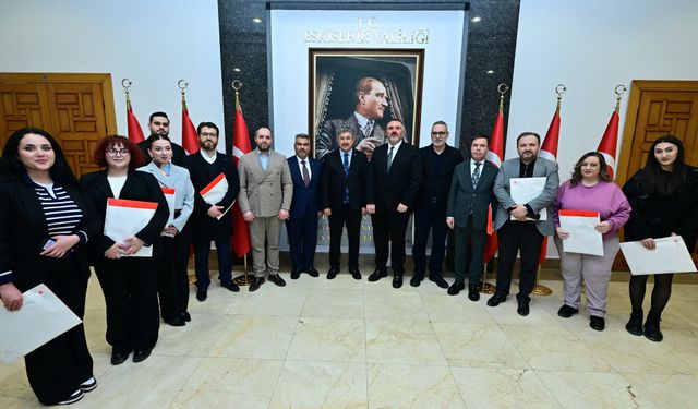 Eskişehir'deki basın mensuplarına basın kartlarını Vali Yılmaz verdi