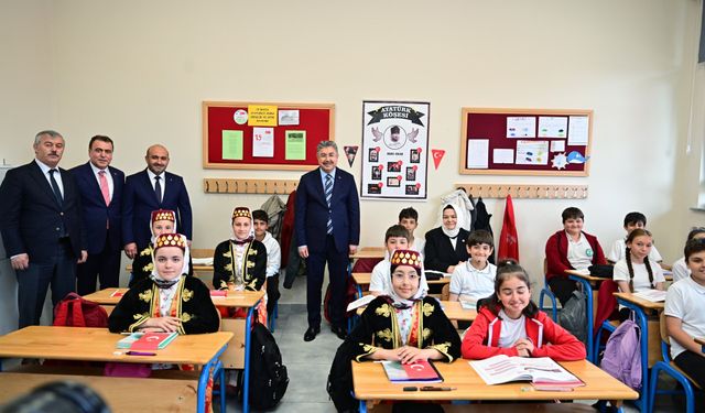 Doktor Mustafa Çamkoru Ortaokulu törenle hizmete açıldı