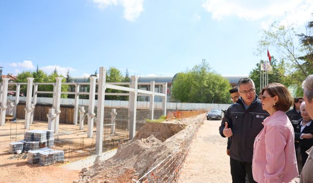Kurtuluş Kapalı Pazar Yeri'nin yarısı tamamlandı
