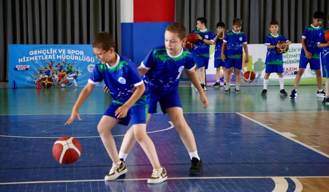 Çocuklar basketbol ile yazı dolu dolu geçiriyor
