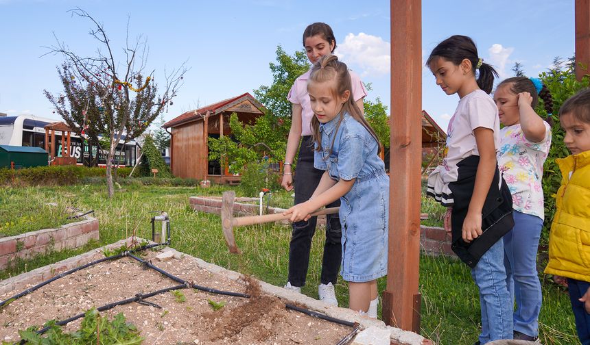 Çocuklar dönüşümü atölyesinde çim tohumu ekti