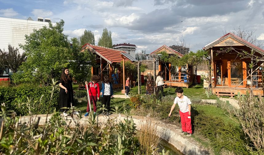 Çocuklar atölyeler sayesinde doğa ile iç içe oluyor