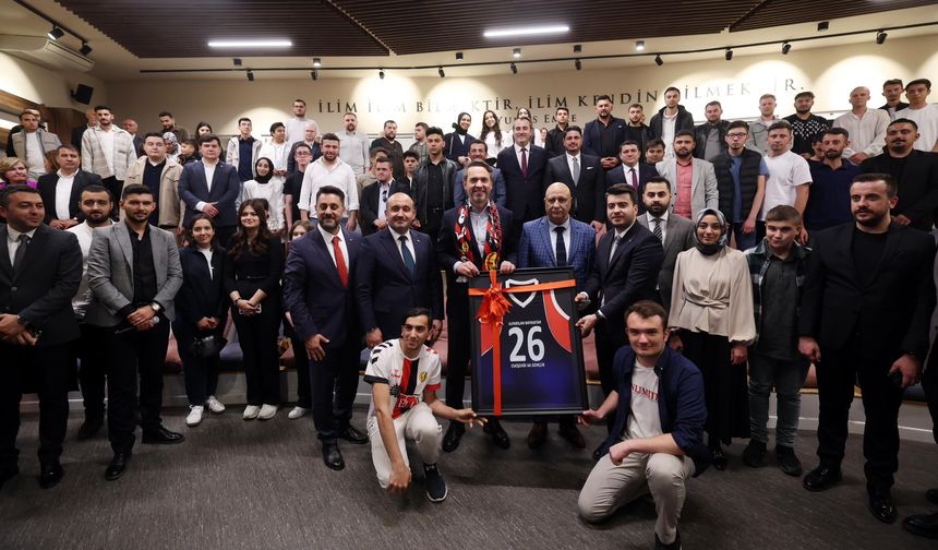 Bakan Bayraktar gençlerle buluştu